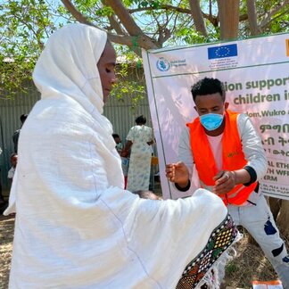 Woman receiving food assistance distributed by WFP in Ethiopia.
